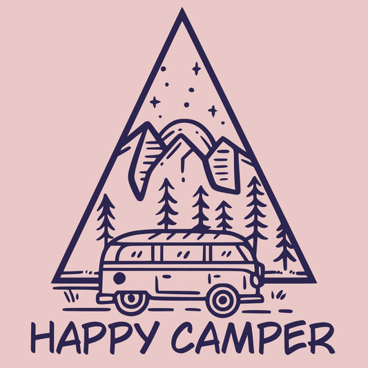 "Happy Camper" Outdoor-Motiv: Wohnmobilmobil vor stilsiertem Wald mit Bergen und Sonnenaufgang - Nickifabrik®