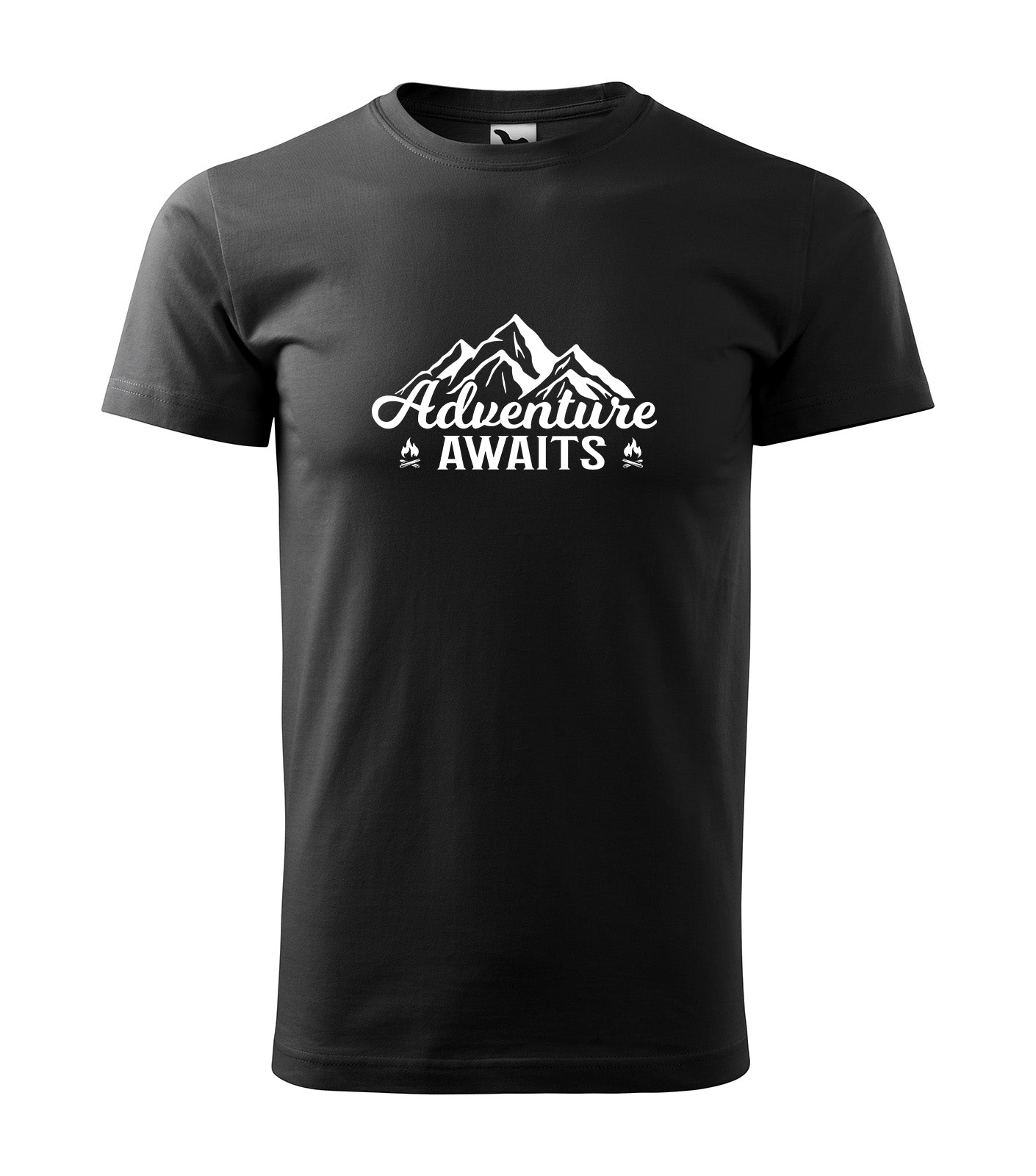 Schwarzes Outdoor T-Shirt mit „Adventure Awaits“ Schriftzug und Berg-Motiv – Nickifabrik®