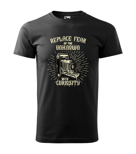 Schwarzes T-Shirt mit Vintage-Motiv einer alten Kamera und dem Spruch „Replace Fear of the Unknown with Curiosity“. Perfekt für Entdecker, Fotografen und kreative Köpfe.