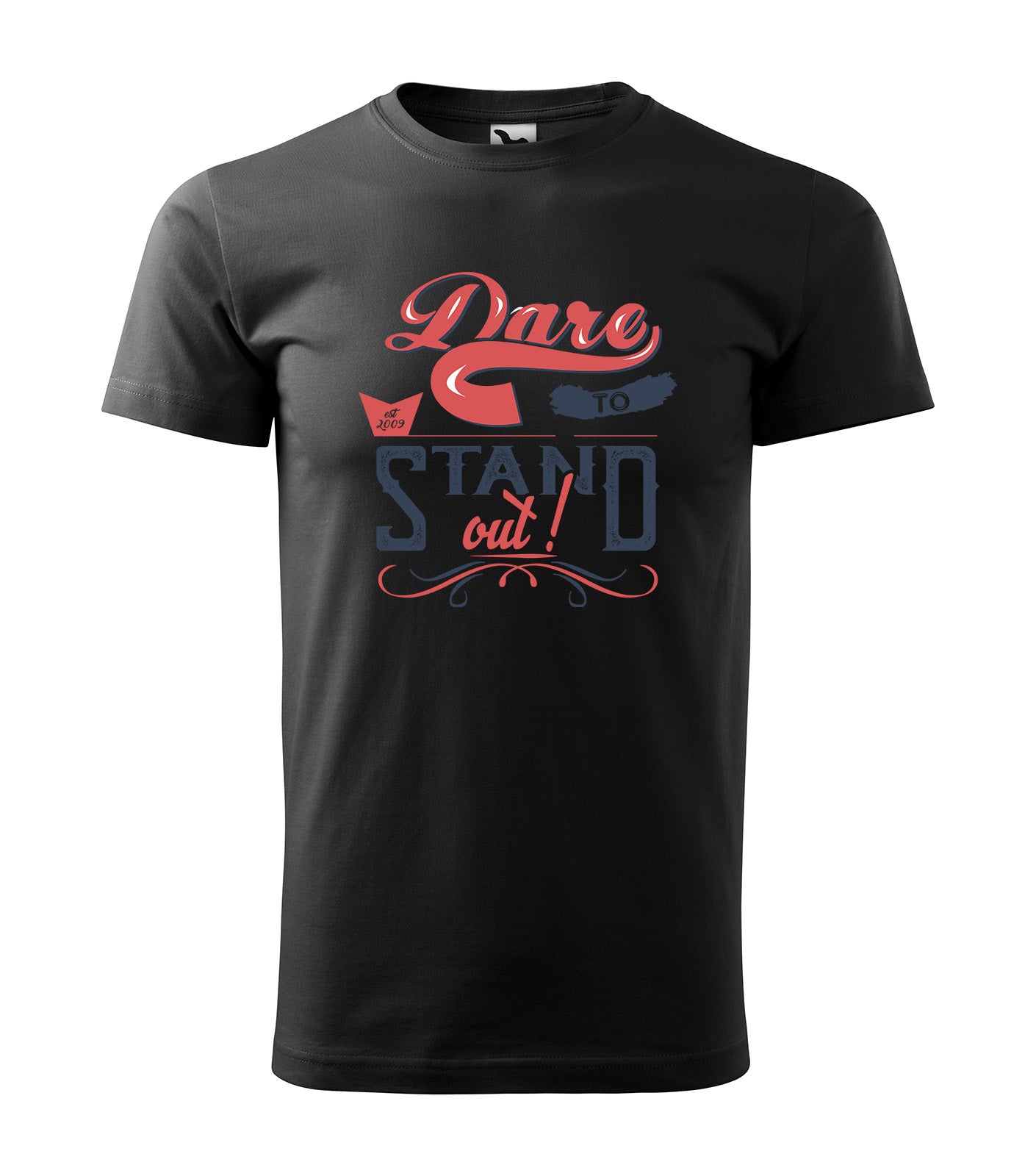 Schwarzes T-Shirt mit stilisiertem Schriftzug „Dare to Stand Out!“ in roten und blauen Vintage-Tönen. Perfekt für kreative Köpfe und Individualisten.