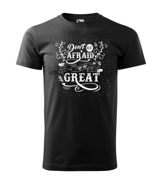 Schwarzes T-Shirt mit verziertem Schriftzug „Don’t Be Afraid to Be Great“ in elegantem Vintage-Design. Perfekt für Visionäre, Macher & Menschen mit großen Zielen.