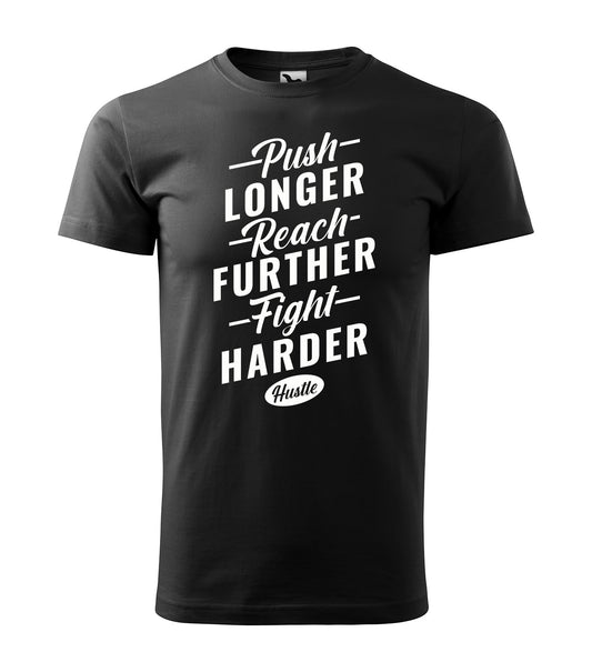 Schwarzes T-Shirt mit Motivations-Spruch „Push Longer, Reach Further, Fight Harder“ in weißer Schrift. Perfekt für Sportler, Unternehmer und zielstrebige Macher.