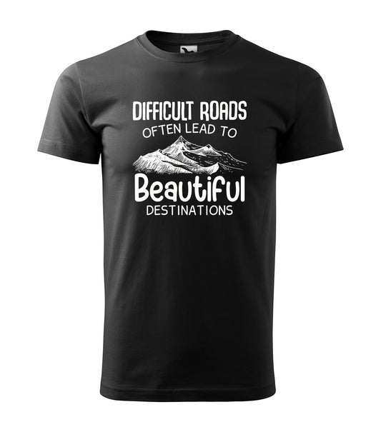 Schwarzes T-Shirt mit stilisiertem Bergmotiv und dem inspirierenden Spruch „Difficult Roads Often Lead to Beautiful Destinations“. Perfekt für Abenteurer & Durchstarter.