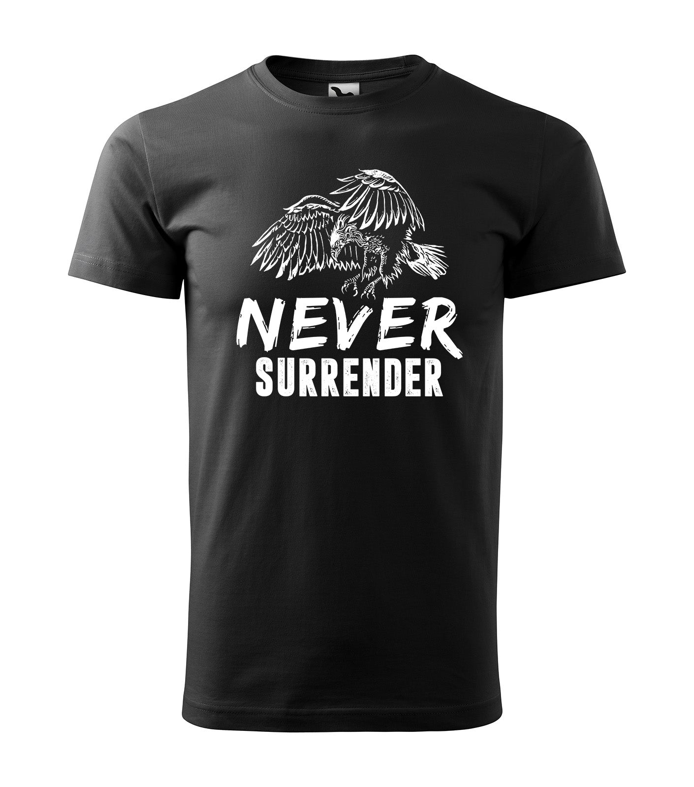 Schwarzes T-Shirt mit stilisiertem Adler-Motiv und dem starken Schriftzug „Never Surrender“. Perfekt für Kämpfer, Sportler & Visionäre.