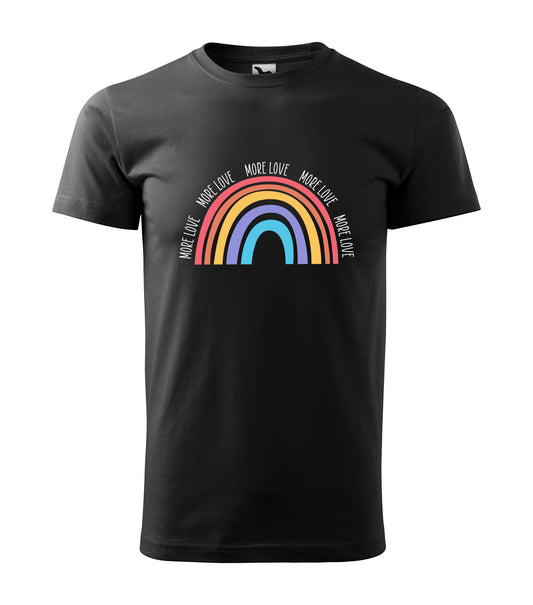 Schwarzes T-Shirt mit buntem Regenbogen-Design und dem Schriftzug „More Love“ rund um das Motiv. Perfekt für Optimisten, Freigeister & Gemeinschaftsliebhaber.
