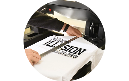 Präzise Ausrichtung eines DTF-Druckmotivs auf einem T-Shirt unter der Transferpresse bei Nickifabrik®.