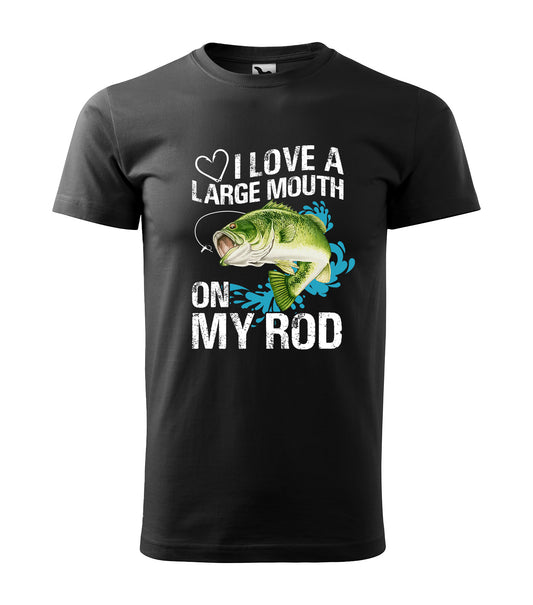 Schwarzes T-Shirt mit dem lustigen Angel-Spruch „I Love a Large Mouth on My Rod“ und einer Grafik eines springenden Schwarzbarschs mit Wasserspritzern. Perfekt für begeisterte Angler mit Humor.