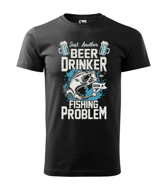 Schwarzes T-Shirt mit dem humorvollen Spruch „Just Another Beer Drinker with a Fishing Problem“, illustriert mit einem Fisch, zwei Bierkrügen und Wassermotiven. Perfekt für Angler & Bierliebhaber.