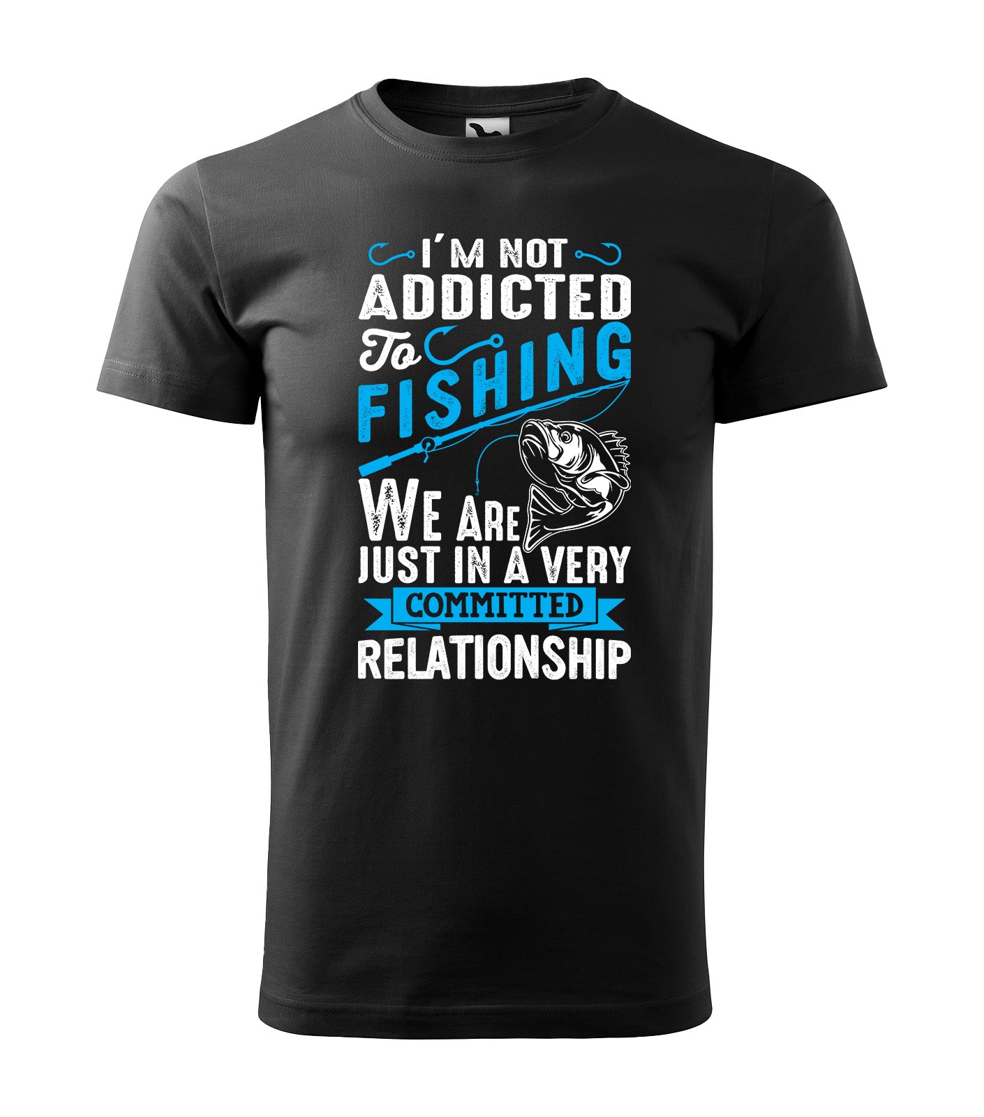 Schwarzes T-Shirt mit dem humorvollen Spruch „I’m Not Addicted to Fishing – We Are Just in a Very Committed Relationship“ in Weiß und Blau, kombiniert mit Angelhaken-Motiven und Fischgrafik.