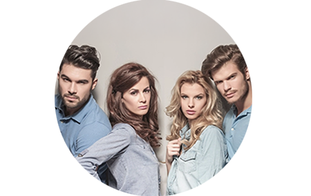 Vier Models präsentieren die Styles & Trends: Vielfältige Auswahl an Poloshirts und Business-Casual-Textilien.